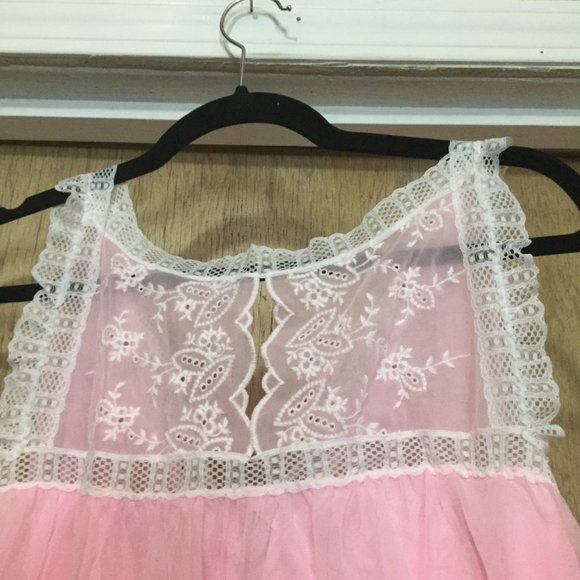 Vintage woman's pink with lace detail night gown size Medium - Picture 2 of 5